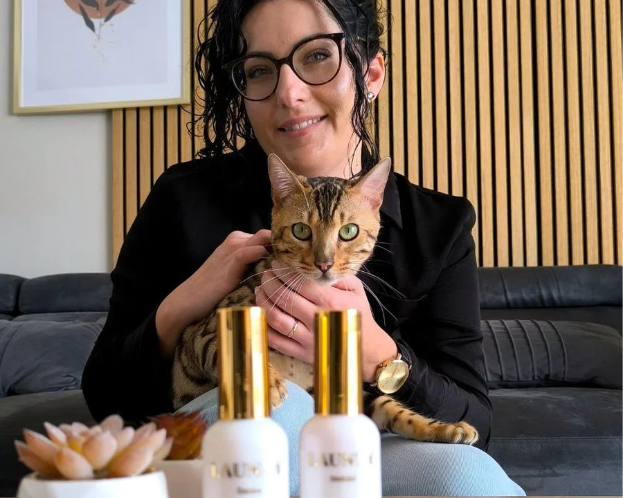 Sabrina et son chat utilisant les brumes Launny