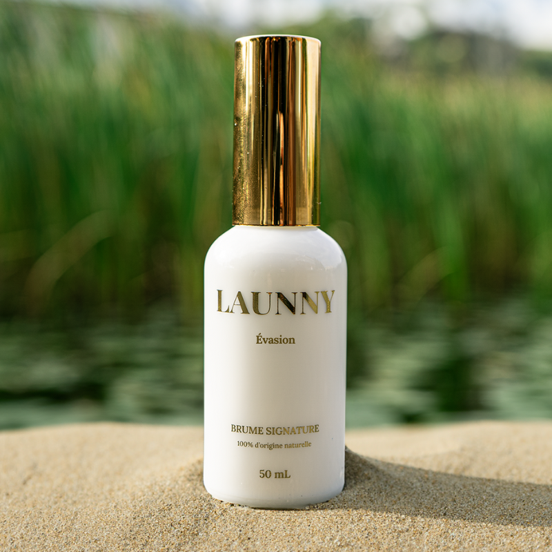 Désodorisant maison LAUNNY Coconut 50 mL posé sur du sable