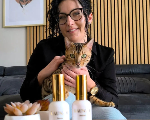 Sabrina et son chat avec le désodorisant LAUNNY